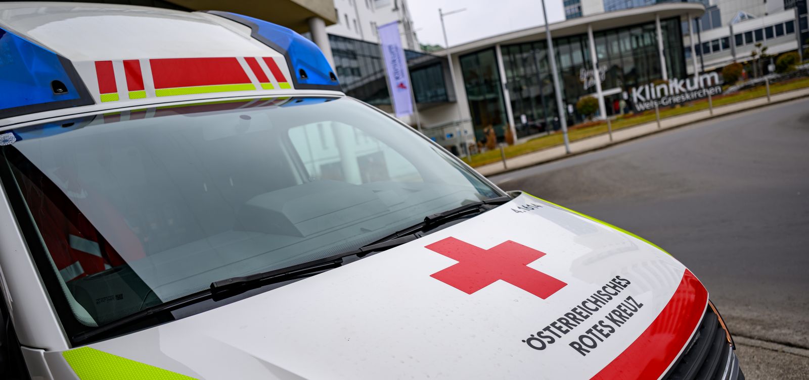 Rettungswagen steht vor einem Gebäude