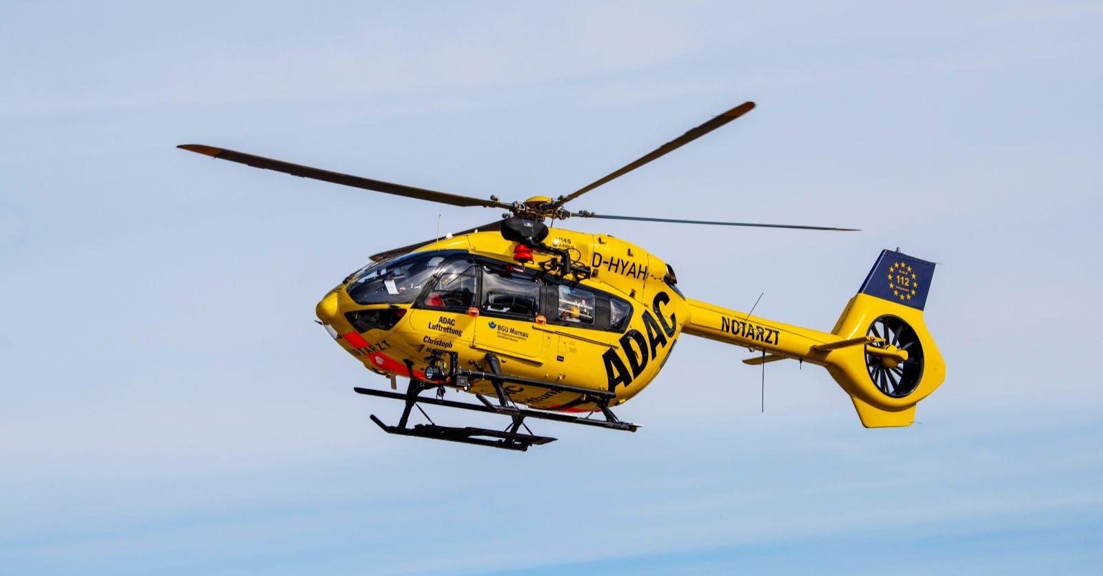 Gelber Hubschrauber fliegt durch die Luft