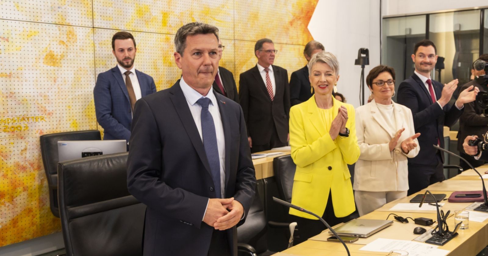 Der frisch gewählte Landeshauptmann Daniel Fellner (SPÖ) nimmt seinen Platz ein