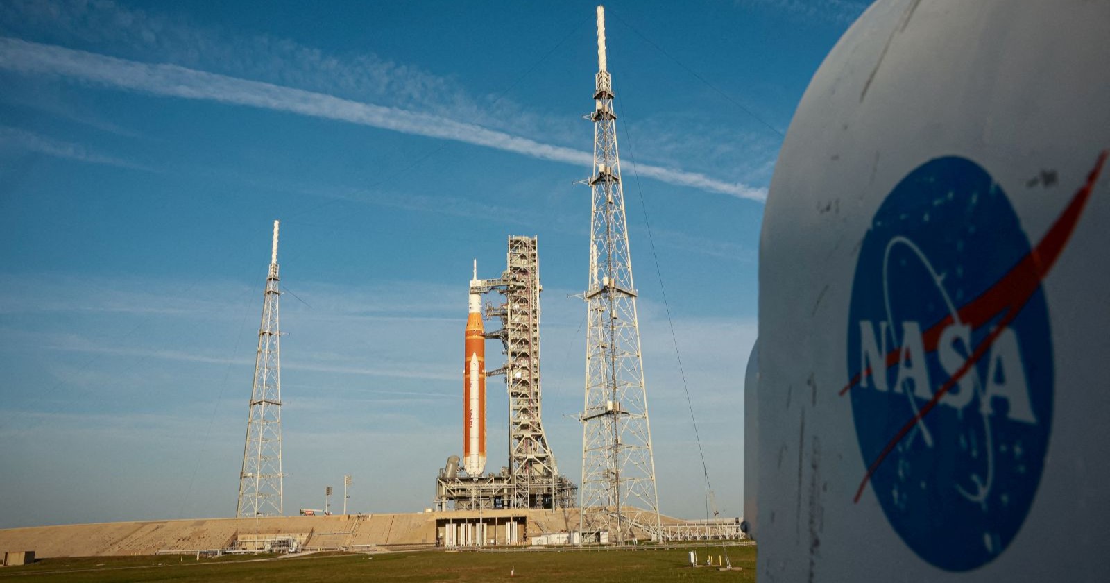 Artemis 2 Rakete der NASA auf der Startrampe im Kennedy Space Center vor dem Start zur bemannten Mondmission