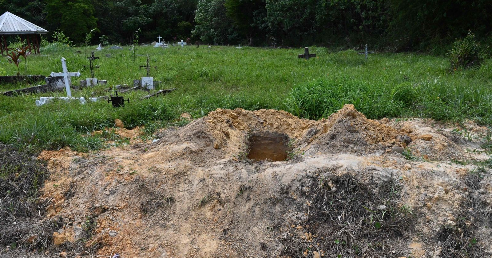 Offenes Grab auf Friedhof in Cumuto, Trinidad, nach Fund von dutzenden Leichen, darunter 50 tote Babys