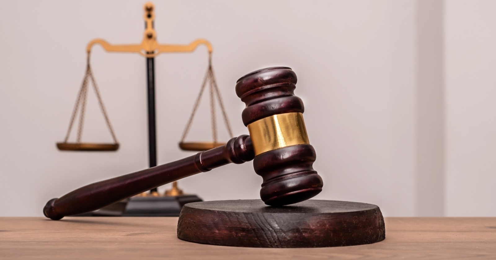 Der Hammer eines Richters und die Maßstäbe der Gerechtigkeit.