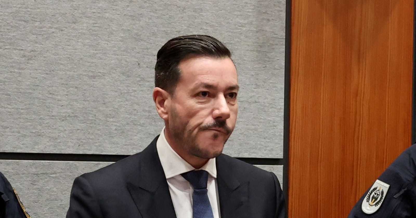 René Benko bei einem öffentlichen Auftritt im Anzug im Zusammenhang mit der Benko Stiftung und dem Goldfund in Liechtenstein