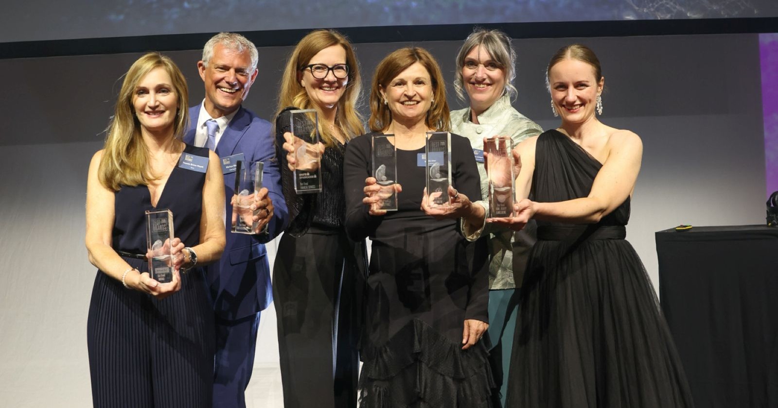 Die Best Brands Awards-Preisträger 2026 mit ihren Trophäen