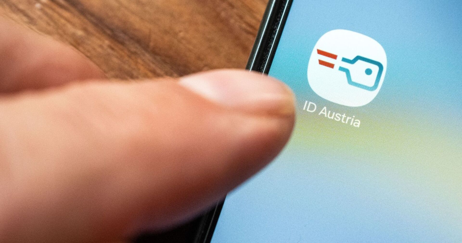 Ein Smartphone zeigt das App-Logo der ID-Austria