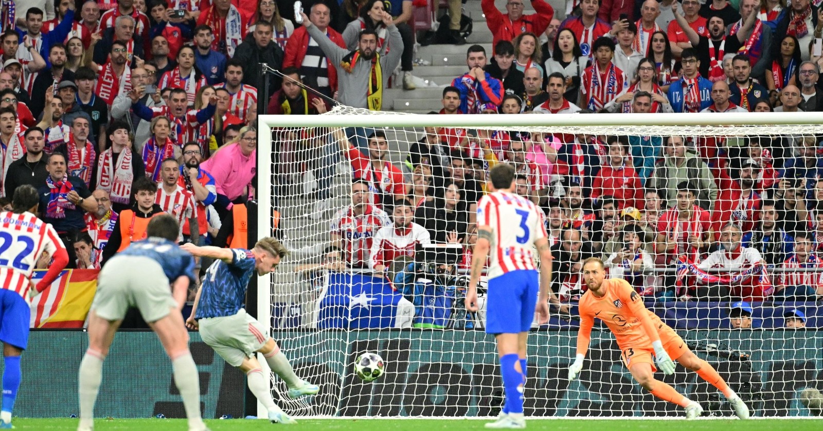 Atletico Madrid gegen den FC Arsenal im Halbfinal-Hinspiel: Im Bild sind Viktor Gyökeres und Jan Oblak zu sehen.