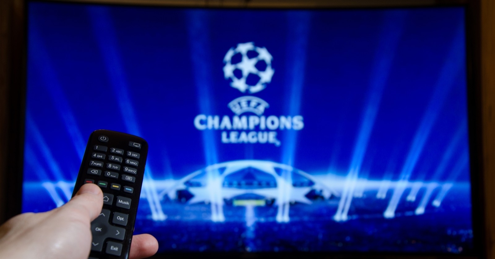 Ein Mann schaut die UEFA Champions League im Fernsehen. Die UEFA Champions League ist ein jährlicher kontinentaler Vereinsfußballwettbewerb.