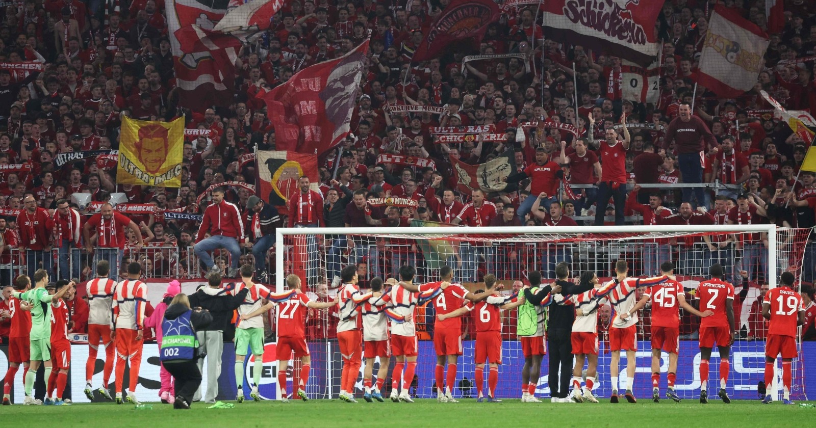 FC Bayern Spieler feiern gemeinsam mit den Fans nach dem Abschlusspfiff gegen Real Madrid.