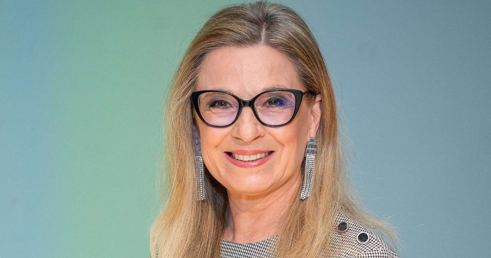 Christa Kummer lächelt in die Kamera bei ihrem ORF-Comeback rund um das ESC-Special auf ORF III