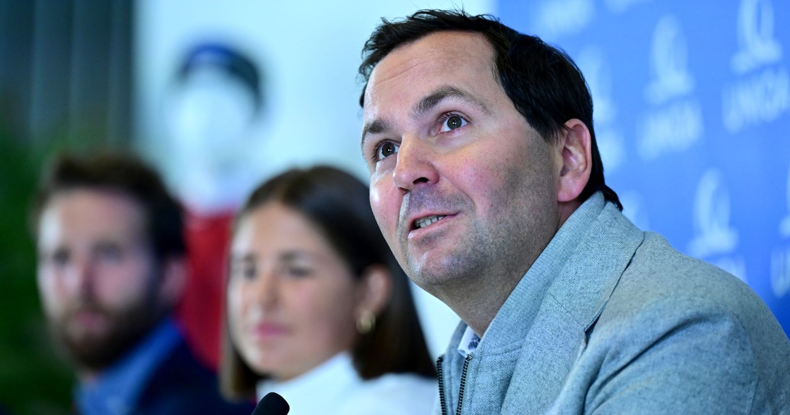 Christian Scherer auf einer Pressekonferenz mit Marco Schwarz und Viktoria Bürgler