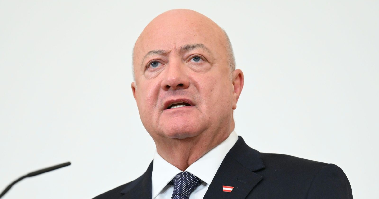 Bundeskanzler Christian Stocker bei einer Ansprache – er trauert um seinen verstorbenen Vater Franz Stocker.