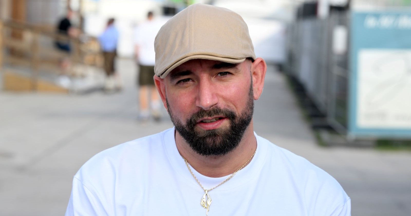 Christopher Seiler mit Kappe und Bart nach Statement zur Diversion und den Vorwürfen in Wien