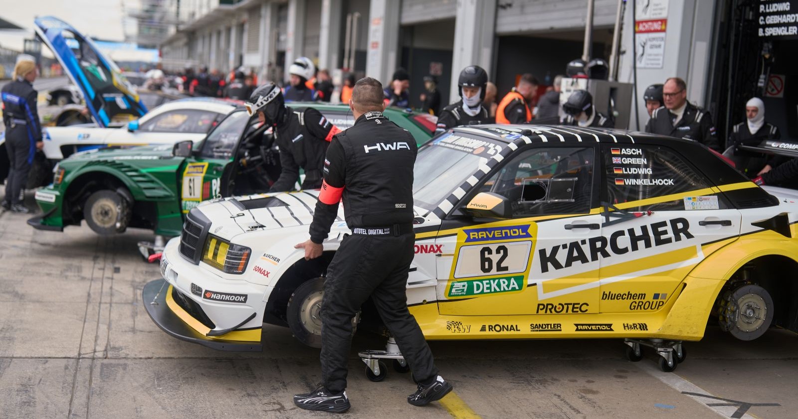 Boxengasse Nürburgring nach Crash – Rennfahrzeuge und Teams während Abbruch des Qualifyings nach Unfall