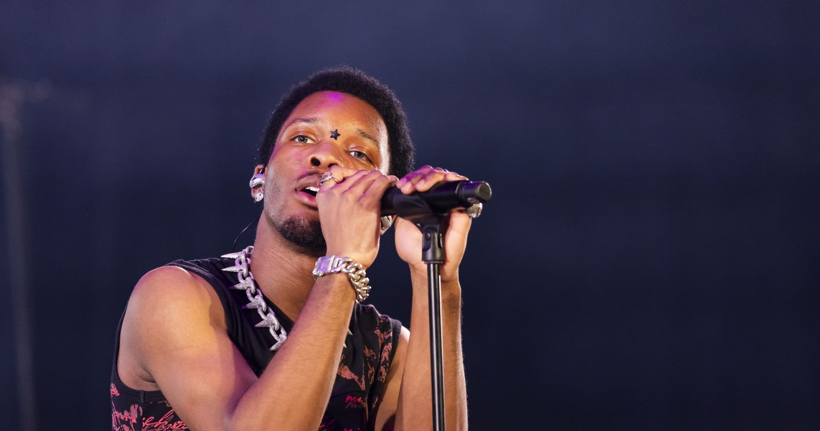 Der Sänger d4vd während eines Auftritts