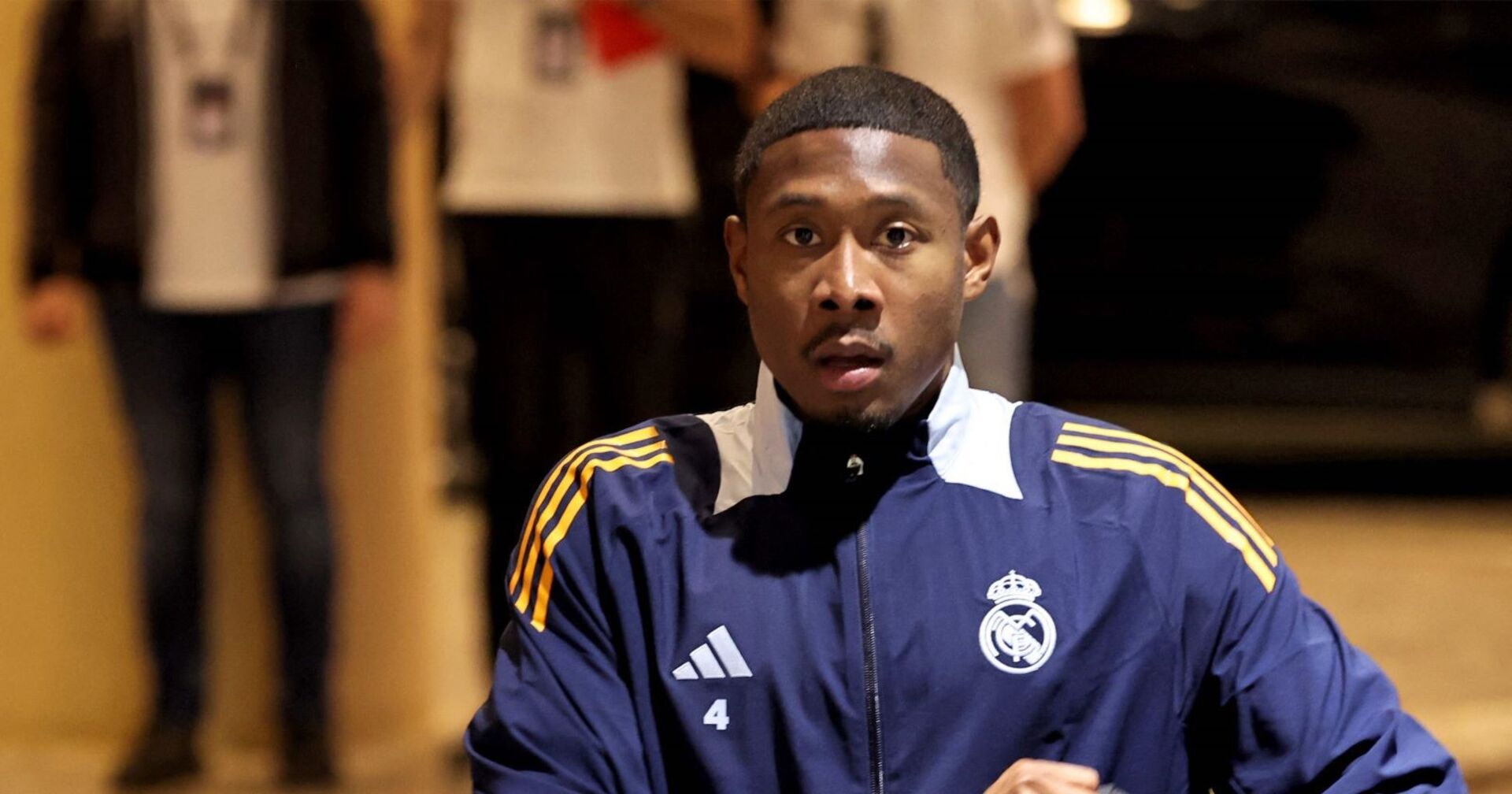 David Alaba im Real-Madrid-Trainingsanzug auf einem Flughafen gehend