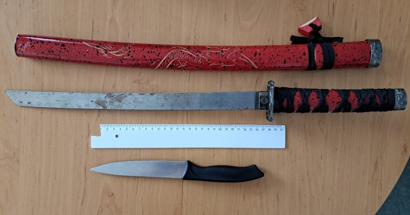 Samuraischwert und Messer als Waffen für einen Supermarktdiebstahl in Wien-Donaustadt