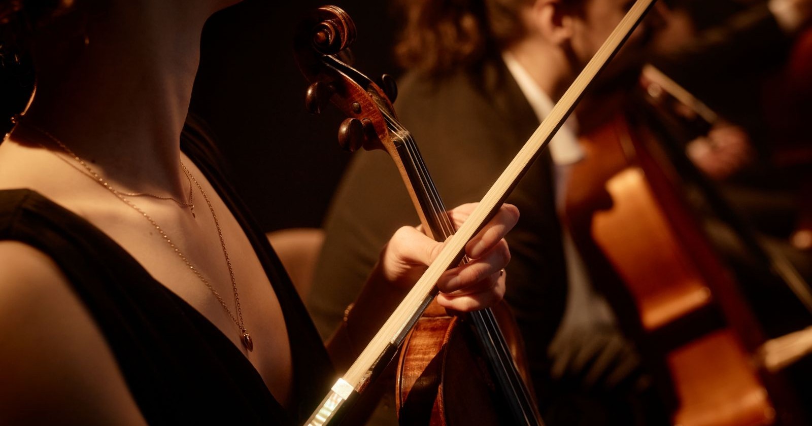 Violinistin mit ihrer Geige auf einer Bühne