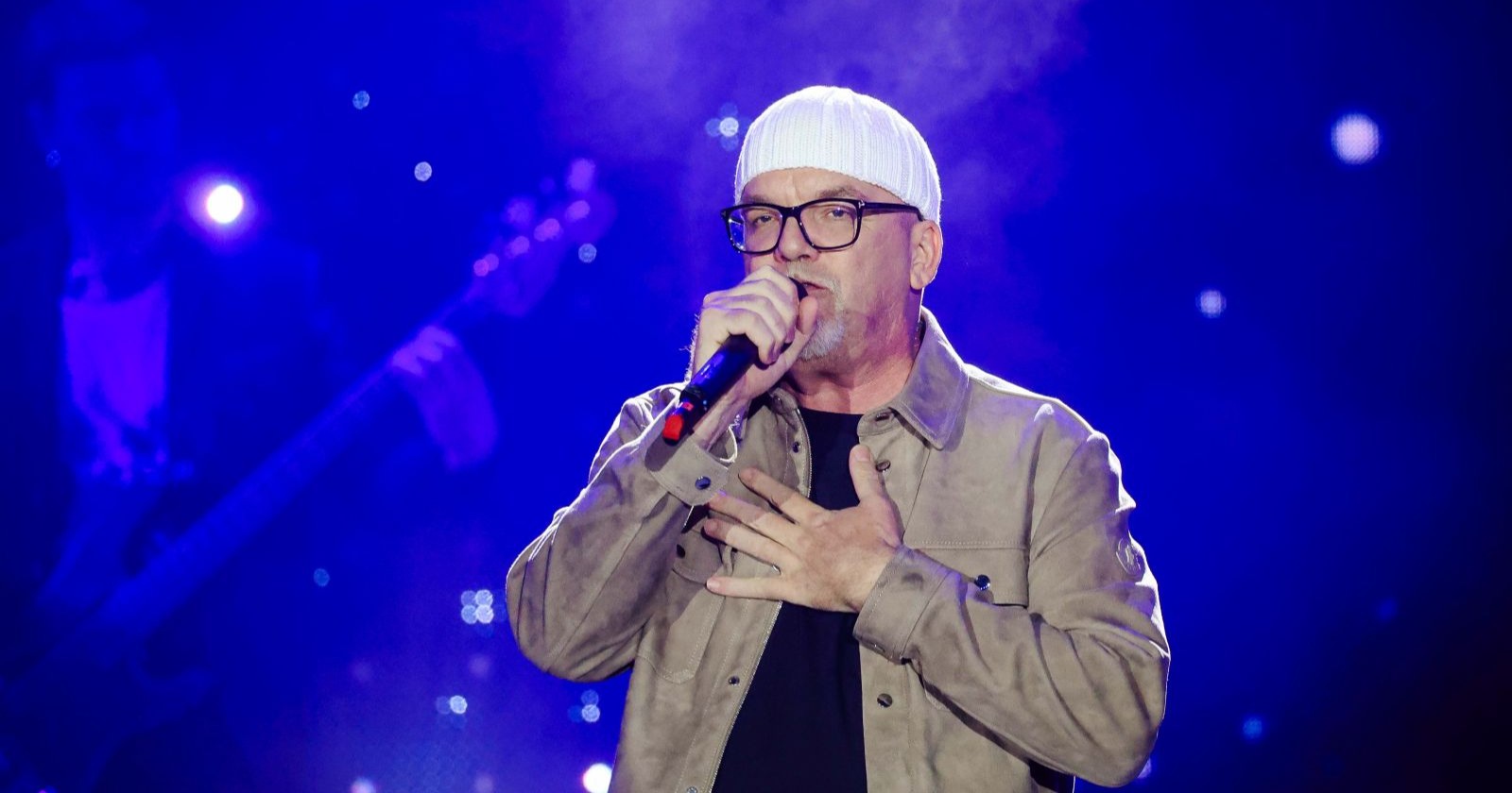 DJ Ötzi singt auf der Bühne mit Mikrofon und wird emotional bei TV-Auftritt mit Bezug zu Tochter Lisa-Marie