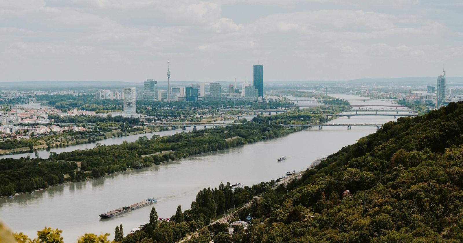 Donauinsel und Alte Donau in Wien mit Blick auf die Donau und Skyline – beliebte Orte zum Baden in Wien/ Baden in Wien boomt