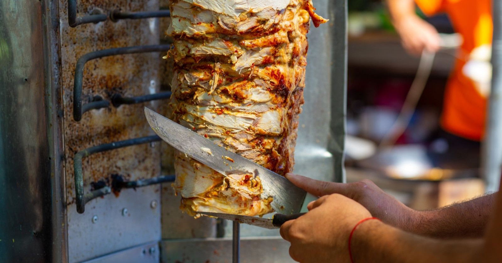 Kebap-Spieß wird mit Messer geschnitten, Symbolbild für Döner-Rückruf wegen Salmonellen in Österreich