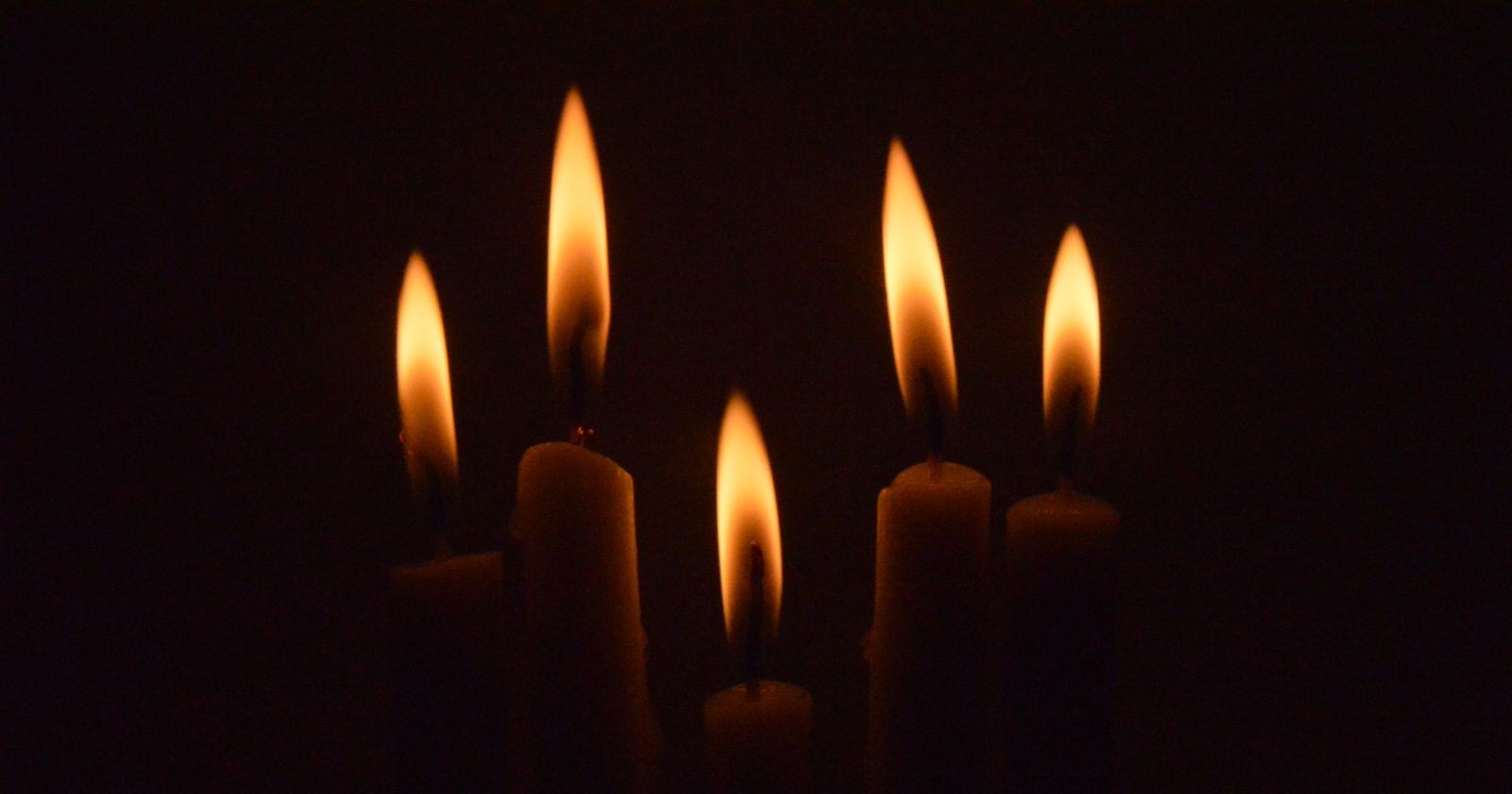 Kerzenlicht als Symbol der Trauer um Dylan Carter, den verstorbenen „The Voice“-Sänger