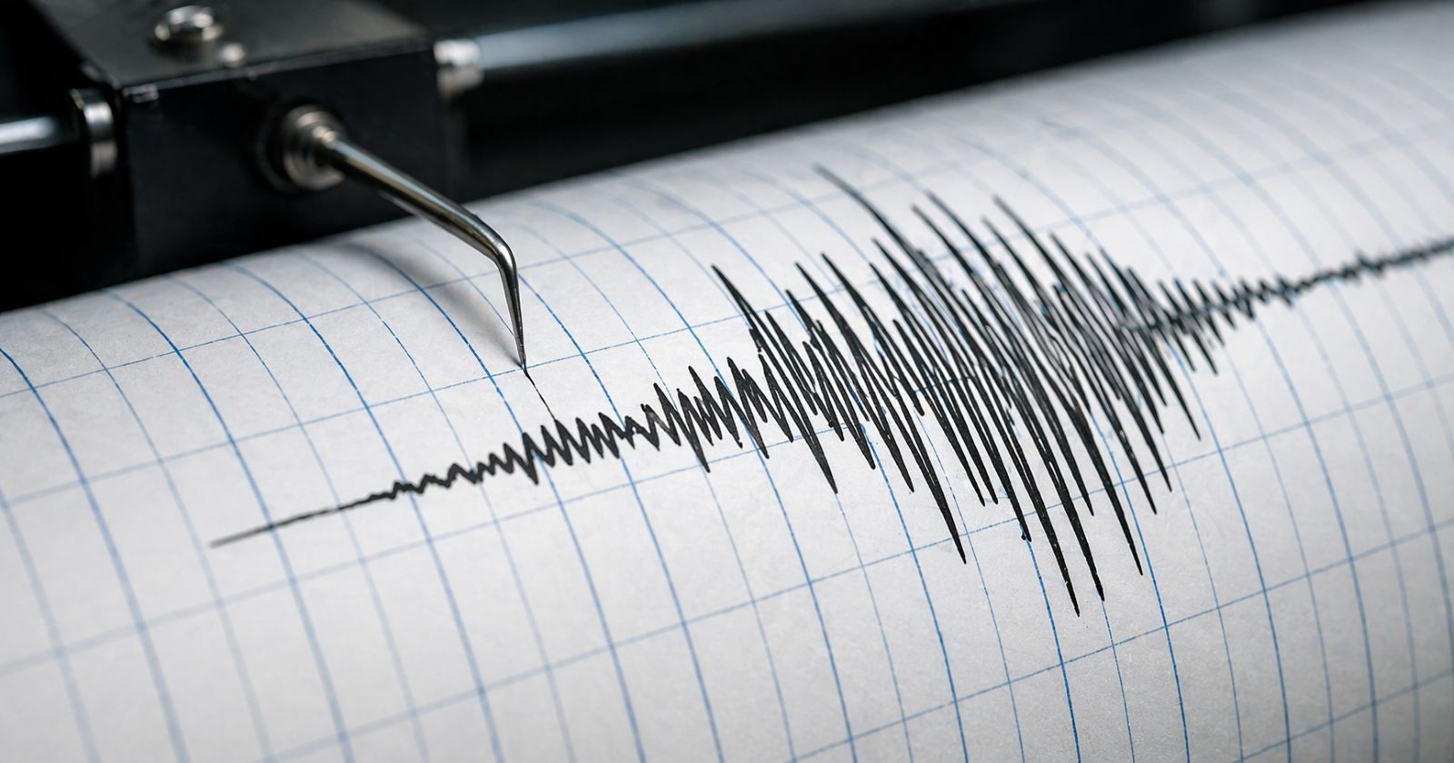 Seismograph misst Erdbeben und zeigt starke Ausschläge auf Papierstreifen nach Erdstoß in Slowenien