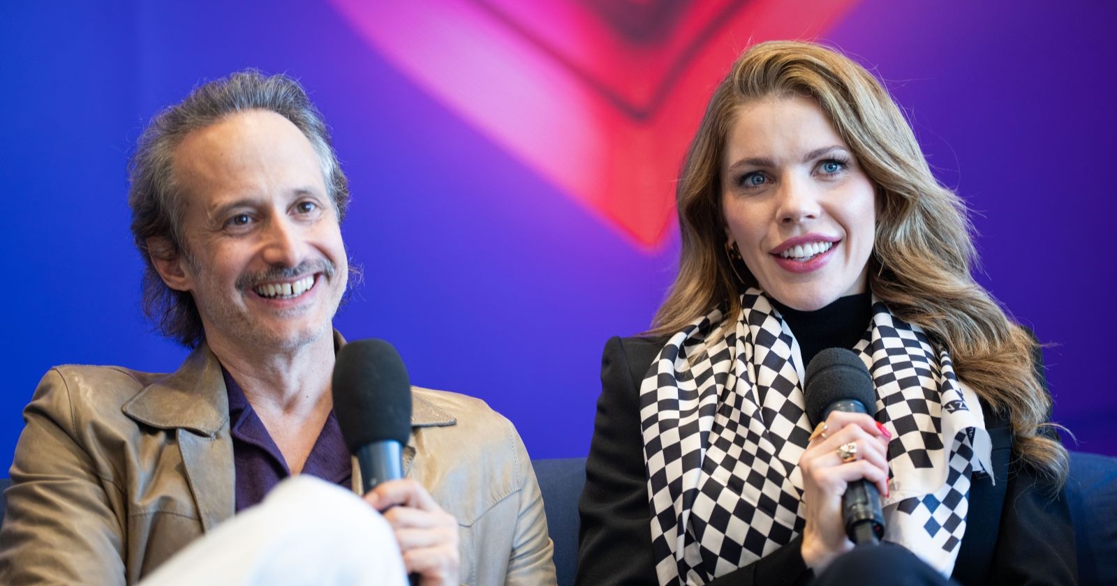 Michael Ostrowski und Victoria Swarovski bei einem Interview zum Eurovision Song Contest in Wien – Moderatoren sprechen über ESC-Outfit und Showvorbereitungen