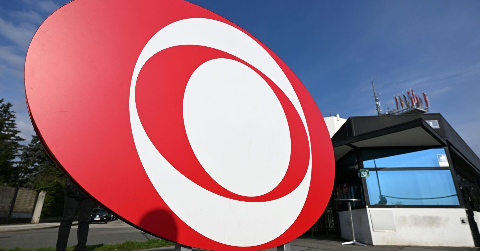 ORF Logo vor dem Gebäude am Küniglberg in Wien im Zusammenhang mit der Veröffentlichung der Weißmann Chats und der Diskussion um Medienfreiheit