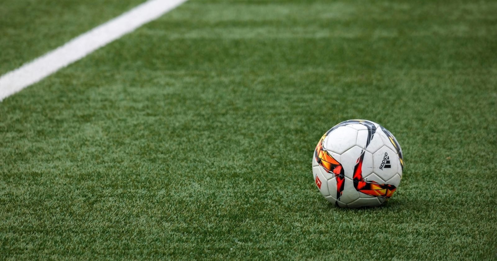 FC Basel: Brand im Kabinentrakt – Fußball liegt auf dem Rasen im St. Jakob-Park nach Feuer