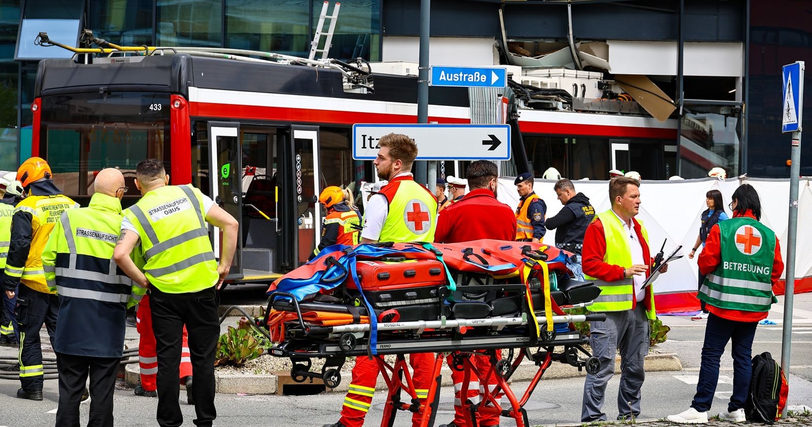 Einsatzkräfte vor Ort in Salzburg-Itzling: Ein Obus kracht in eine Billa-Filiale – bei dem Unfall kommt Florian Schneeberger ums Leben.