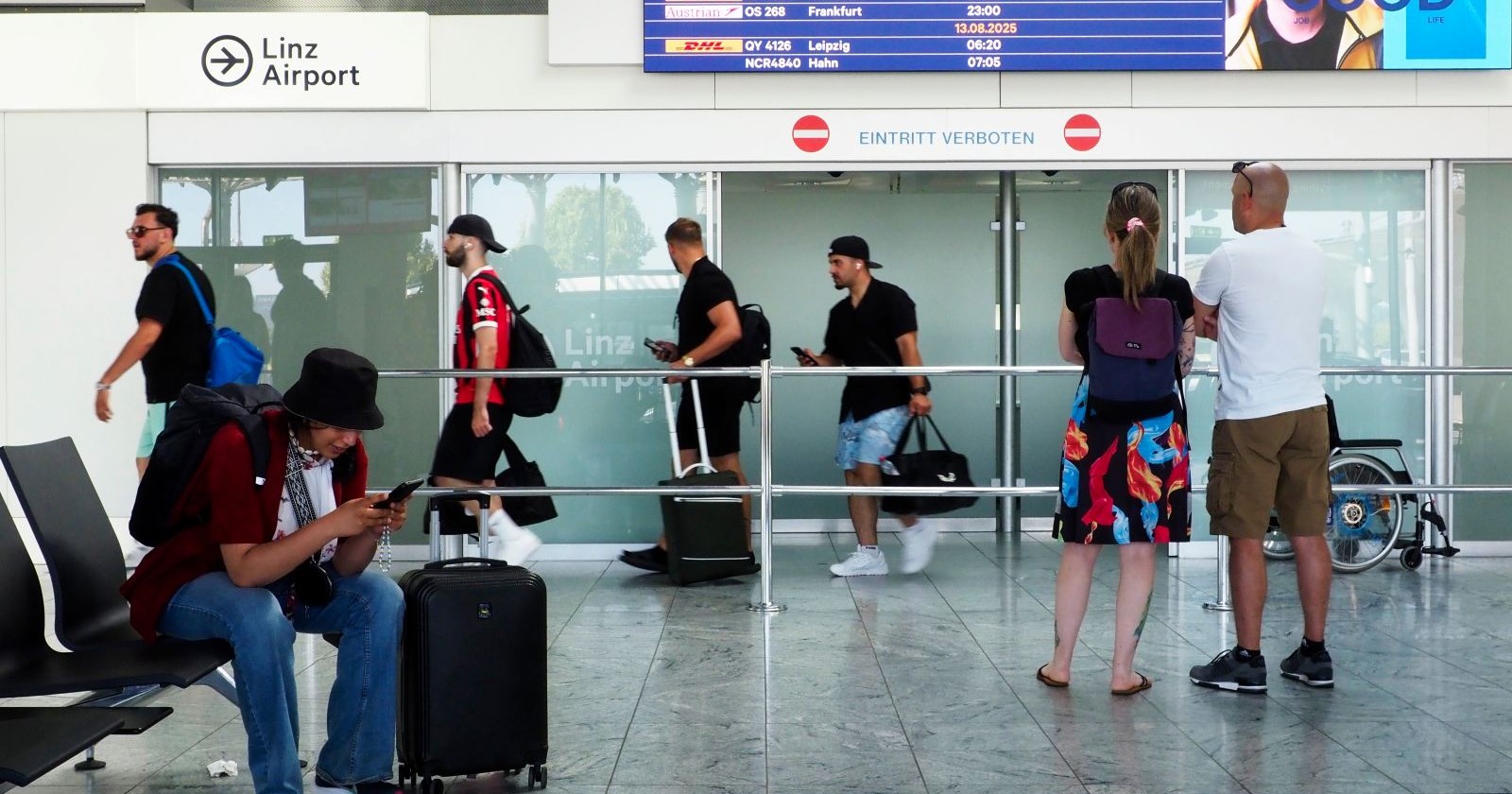 Ankunftshalle im Flughafen Linz