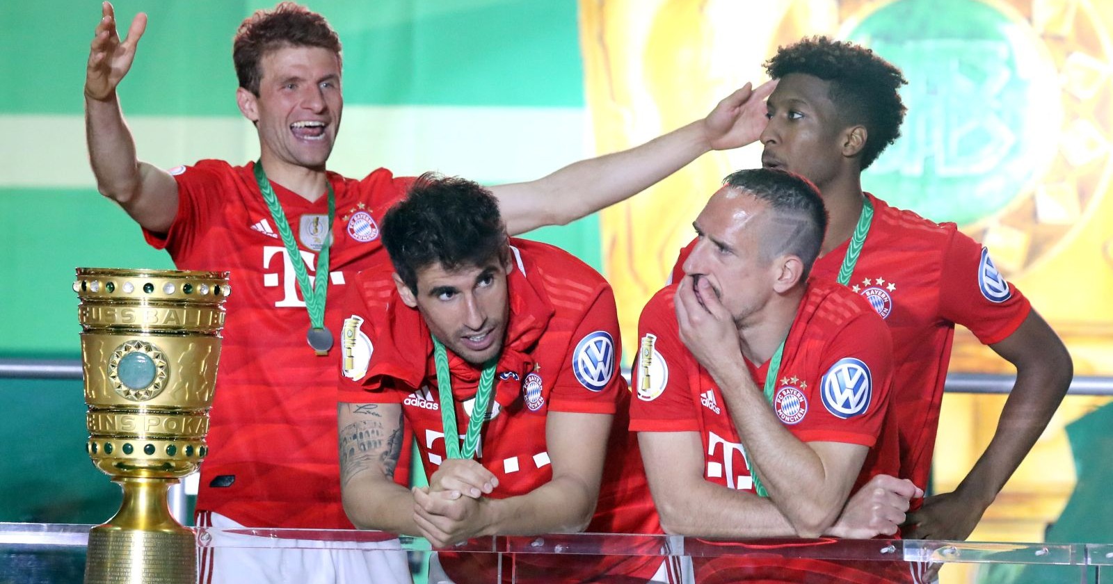 Franck Ribéry im Dress des FC-Bayern mit dem DFB-pokal