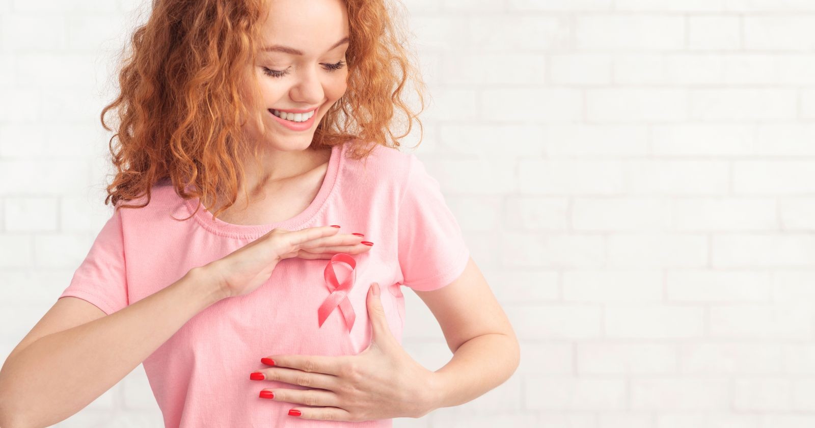 Frau mit rosa Schleife auf dem T-Shirt als Symbol für Brustkrebsbewusstsein