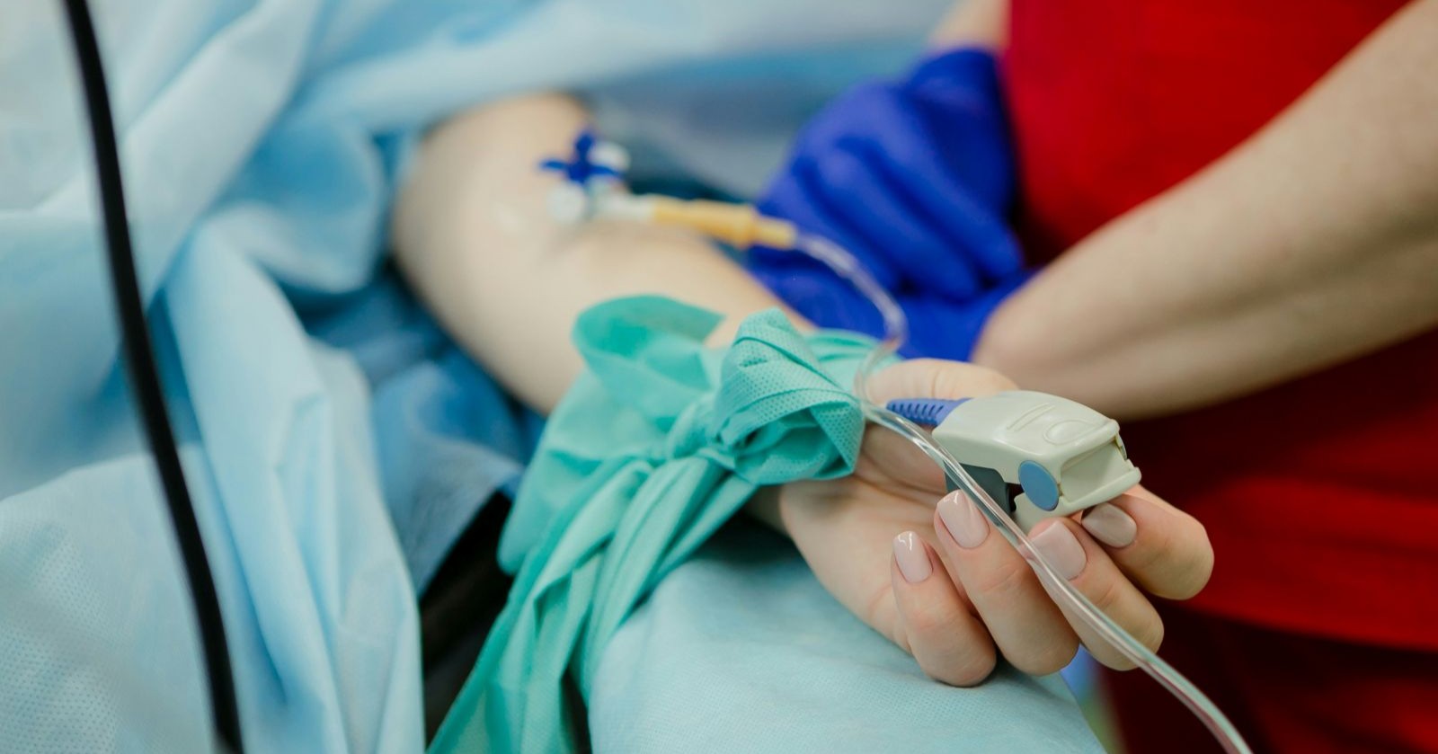 Alina Süggeler im Krankenhaus nach Hirnblutung – Patientin mit Infusion am Arm während medizinischer Behandlung