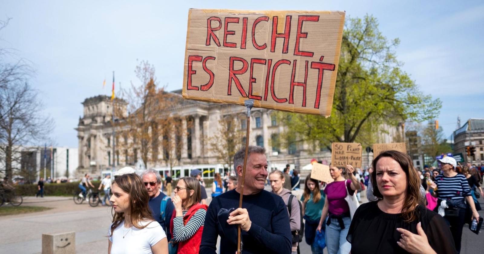 Fridays For Future Klimaprotest in Wien am Heldenplatz, Demonstrierende mit Schild „Reiche, es reicht“ bei Klimademo gegen fossile Subventionen in Österreich