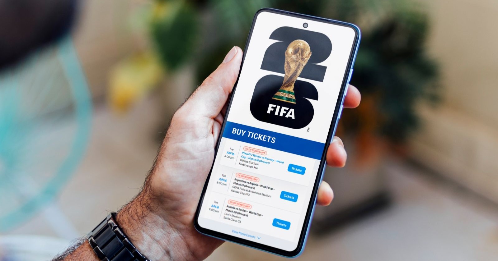 Handy mit geöffnetem Ticketshop zur FIFA-Fußball-WM 2026