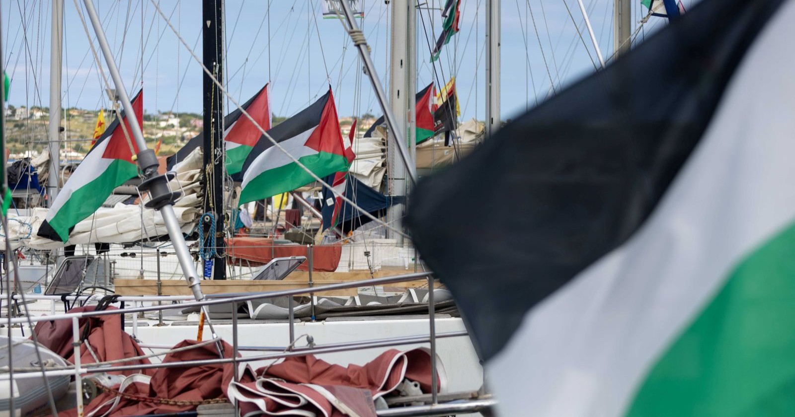 Boote der Gaza Freedom Flotilla mit palästinensischen Flaggen im Hafen vor geplanter Hilfsmission nach Gaza