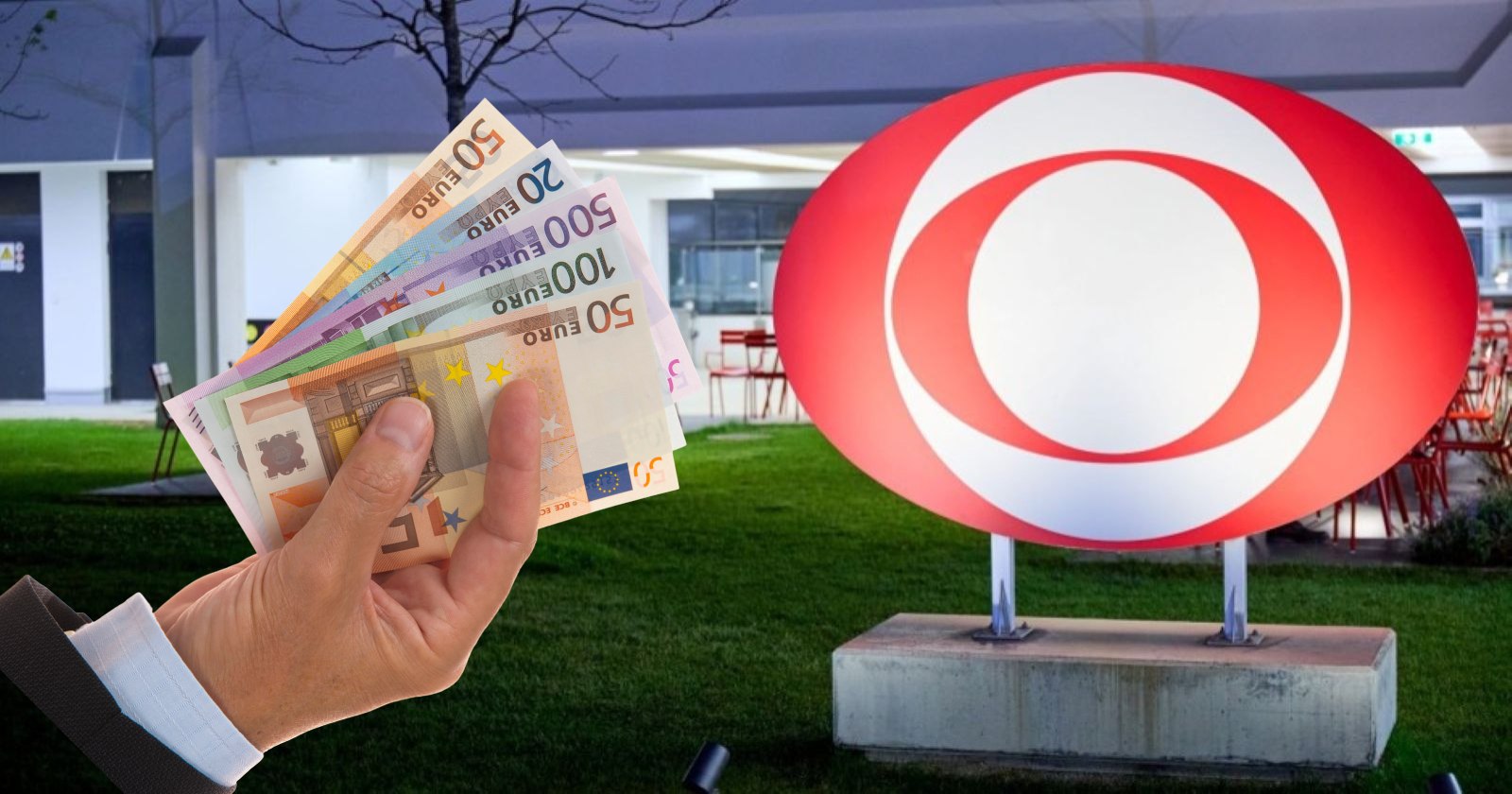 Hand hält Euro-Geldscheine vor ORF-Logo – Symbolbild für Gebühr-Befreiung und Stromkosten-Ersparnis durch Sozialtarif in Österreich