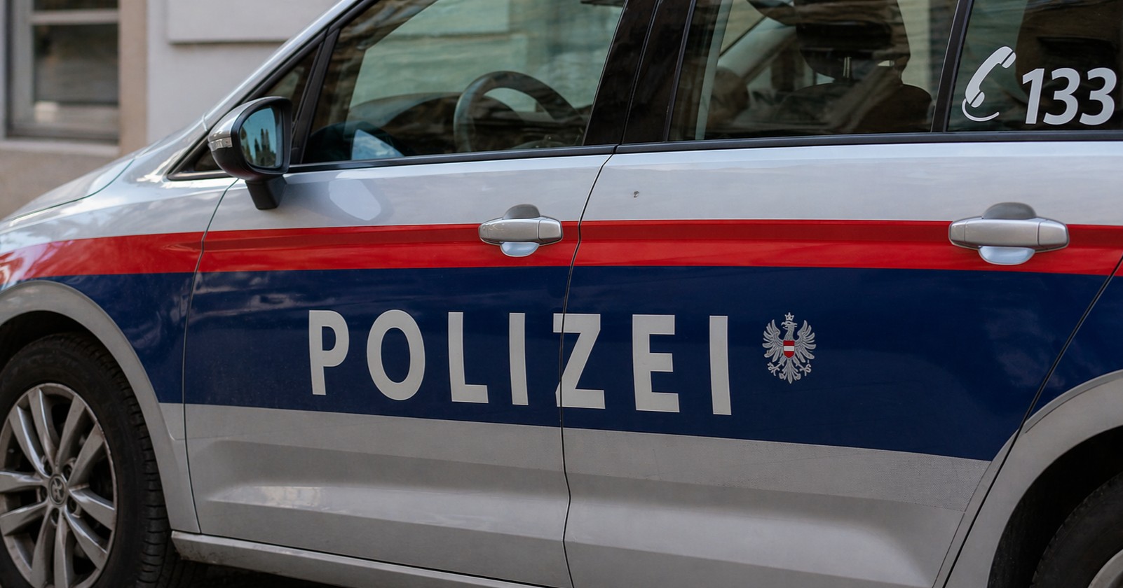 Polizeiauto in Österreich im Einsatz nach E-Mail-Betrug mit gefälschter Rechnung in Kärnten