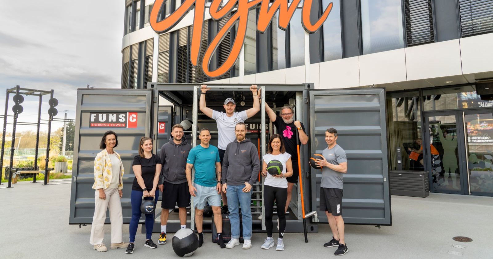 Mehrere Menschen posieren für ein Foto