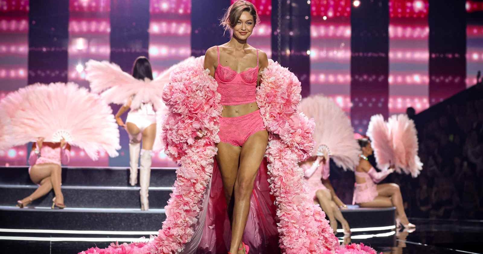 Model läuft in pinker Dessous-Mode über einen Laufsteg bei einer Fashion-Show