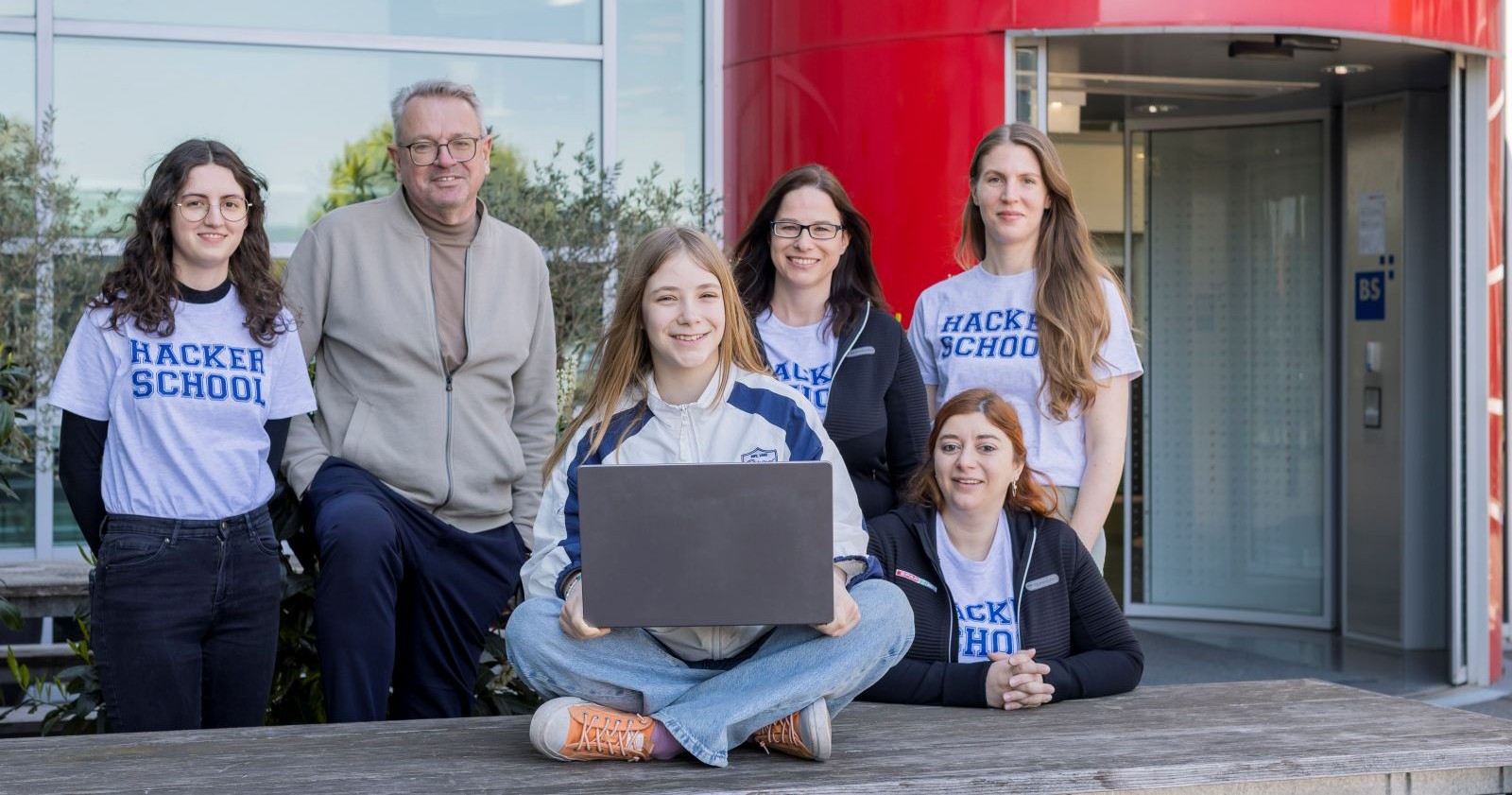 Die Schülerinnen bei Spar.