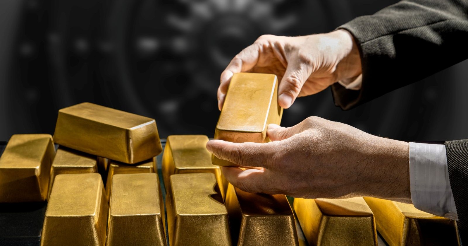 Goldbarren Fund Tresor Bayern: Hände halten mehrere Goldbarren, Symbolbild für verstecktes Vermögen und überraschenden Schatzfund nach günstigem Online-Kauf.