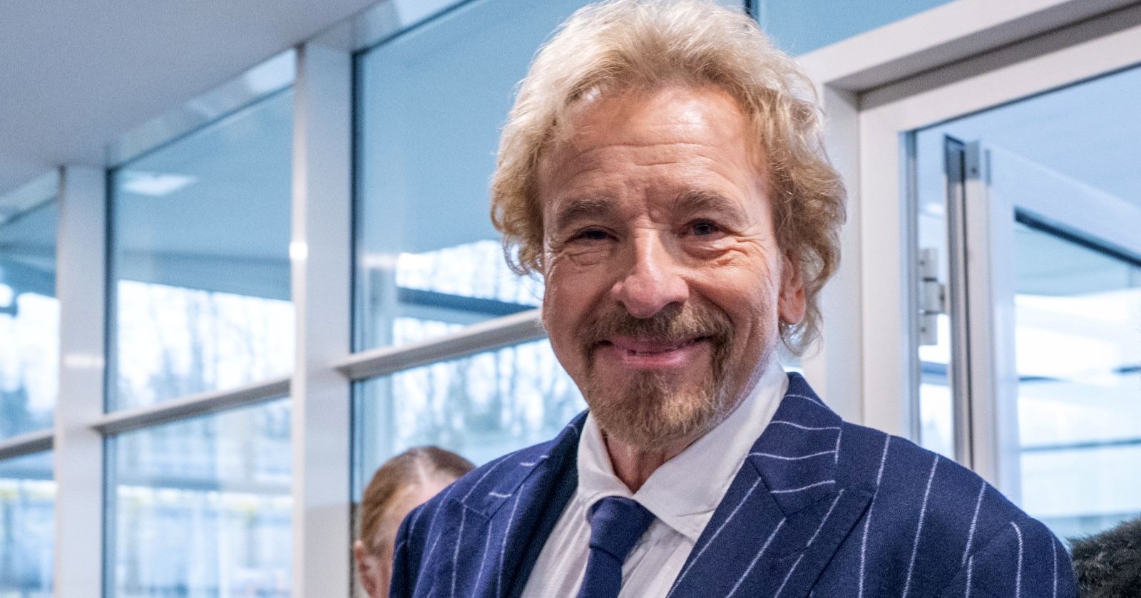 Thomas Gottschalk lächelt bei öffentlichem Auftritt nach Krebserkrankung – erstes Lebenszeichen des TV-Moderators