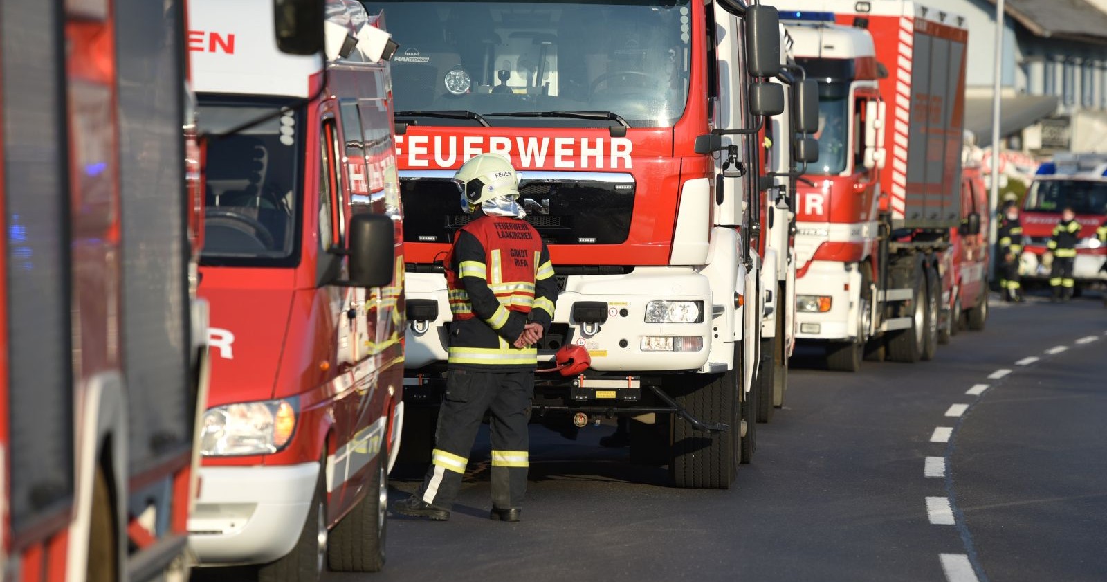 Mehrere Feuerwehrautos und Einsatzkräfte, Themenbild Grossbrand Graz am Grillweg nahe Kärnterstraße im Bezirk Wetzelsdorf
