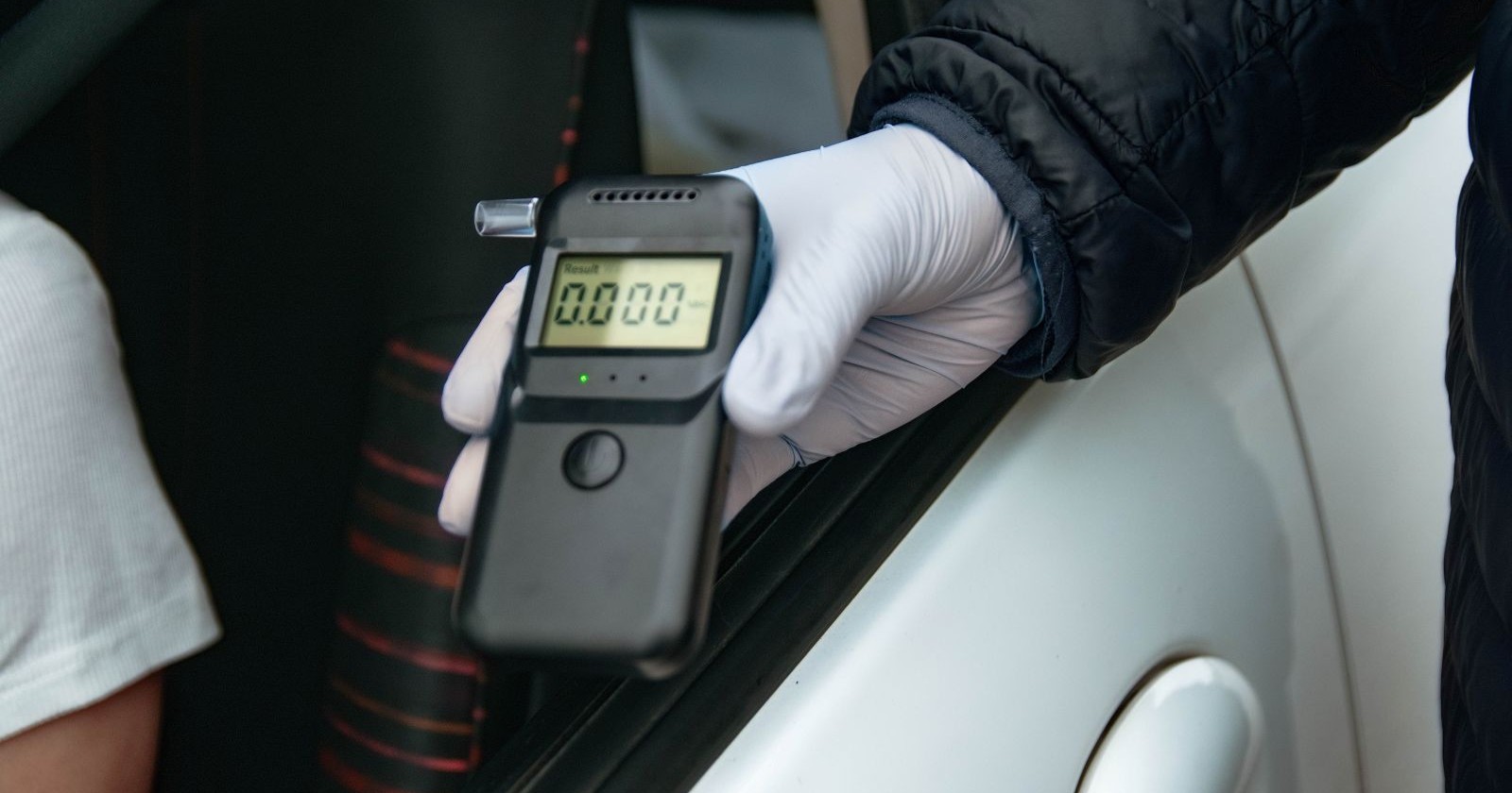 Alkomat in einem Auto als Themenbild für die Alko-Fahrt von Günther Baschinger