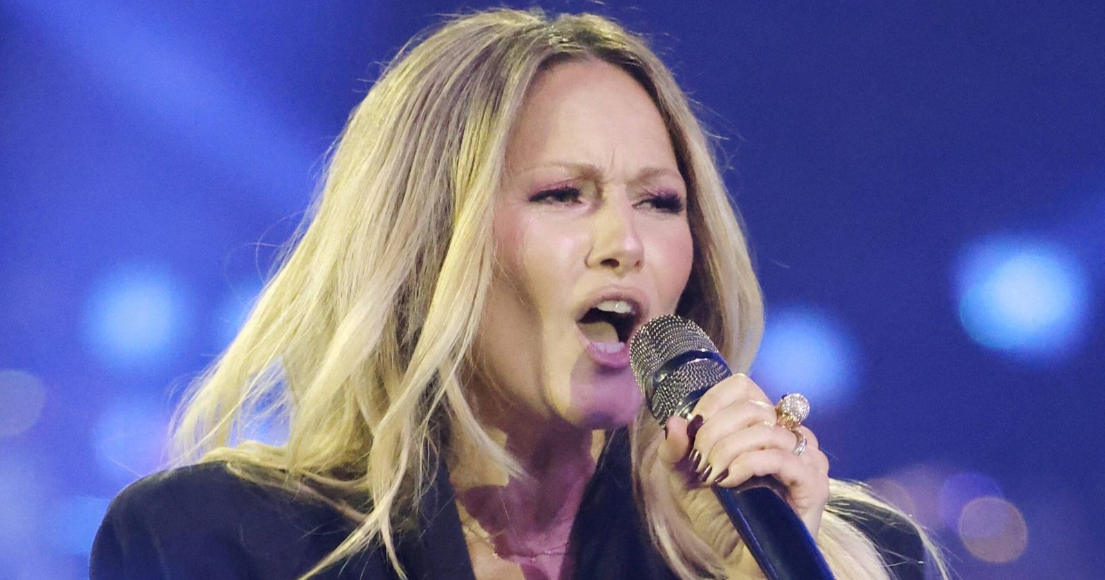 Helene Fischer singt auf der Bühne und zeigt emotionale Mimik – Sängerin setzt auf Natürlichkeit statt Botox und Filler