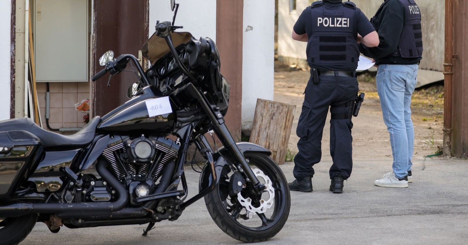 Großrazzia gegen Hells Angels: Polizei durchsucht Gebäude und stellt Motorrad sicher