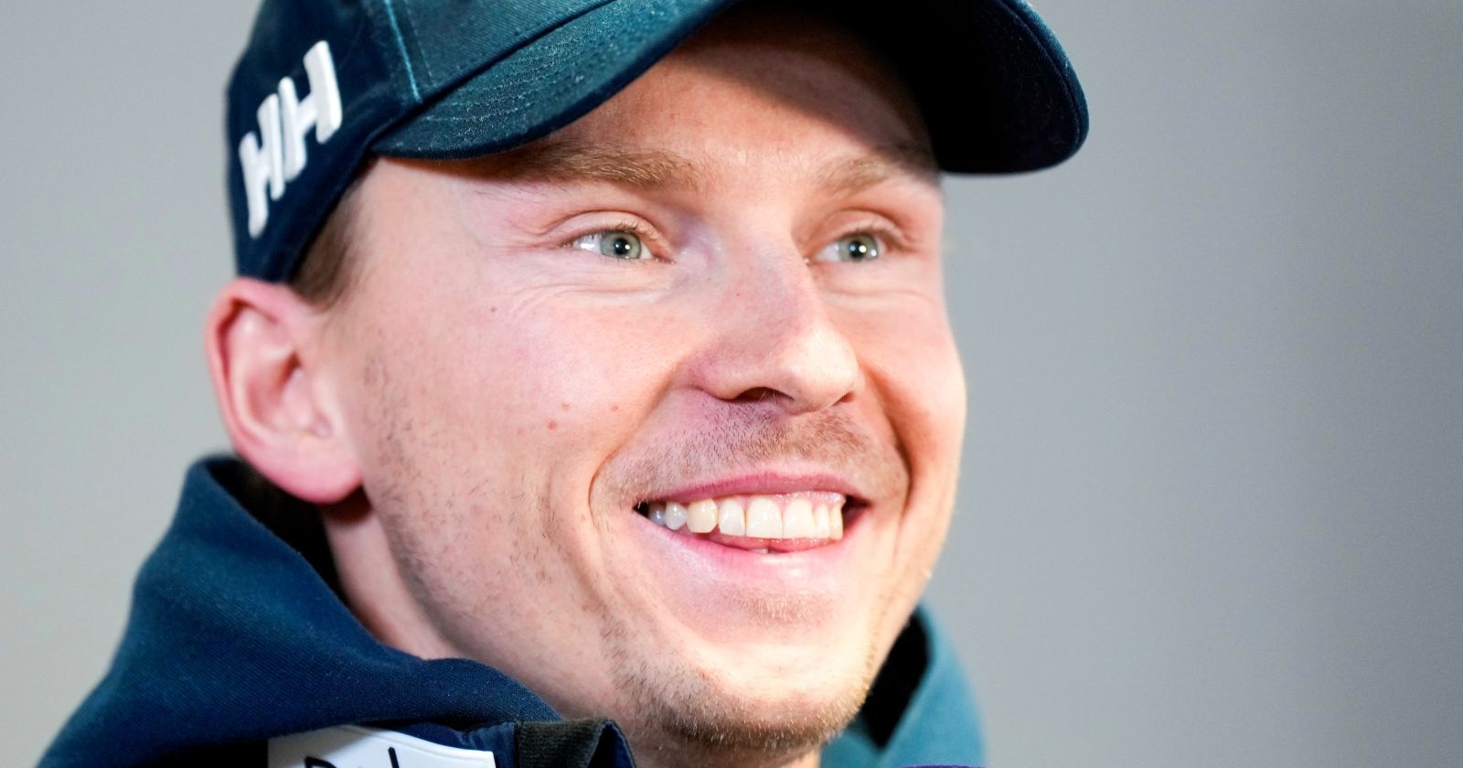 Henrik Kristoffersen lächelnd im Interview über seine Zukunft in Österreich