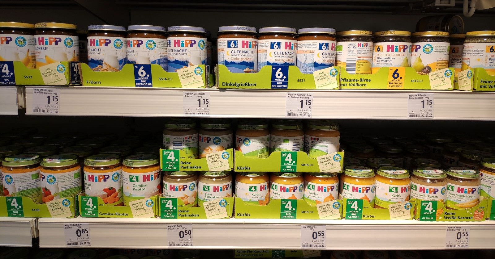 Das Bild zeigt mehrere Gläser HiPP-Babynahrung in einem Supermarktregal, während in Österreich ein Rückruf wegen möglicher Manipulation mit Rattengift läuft.